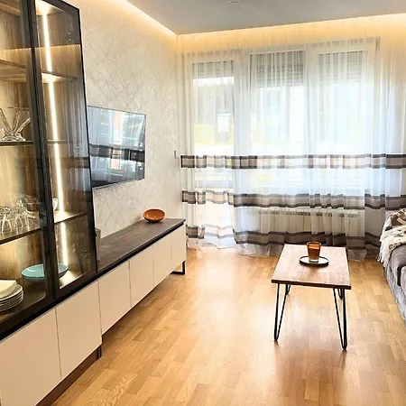Cozy 1bdr Near Mall And Metro شقة صوفيا